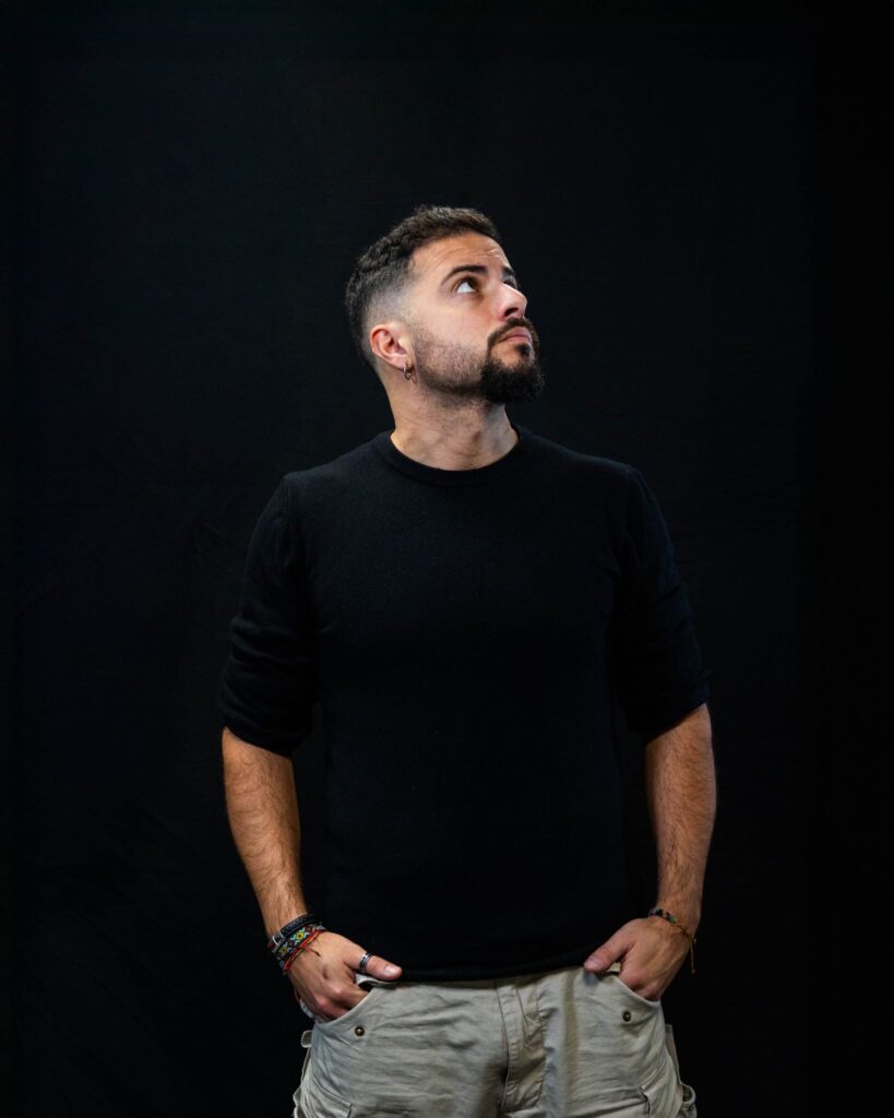 Cochi, cantautore e game designer palermitano. Artisti esordientisi